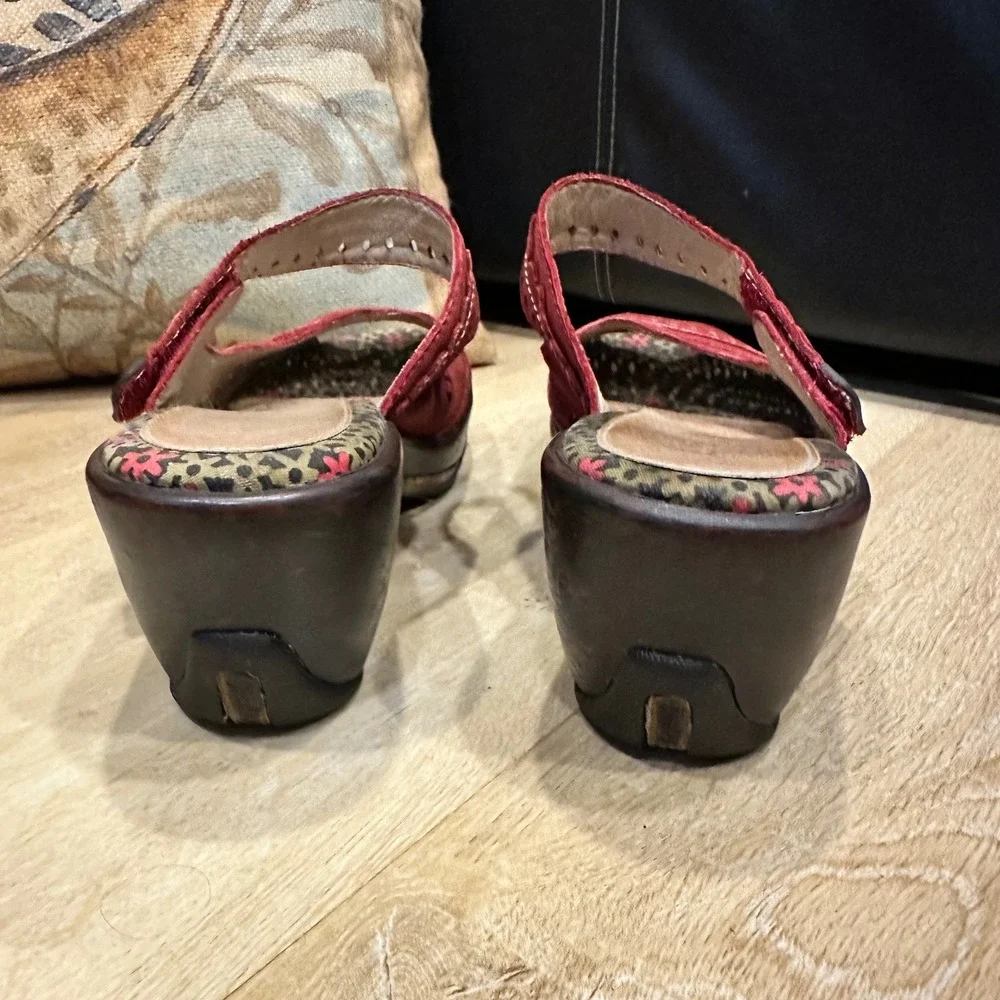 Jambu Touring Red Leather Wedge Sandals Laser Cut Floral Mule 7M Feminine Boho‎